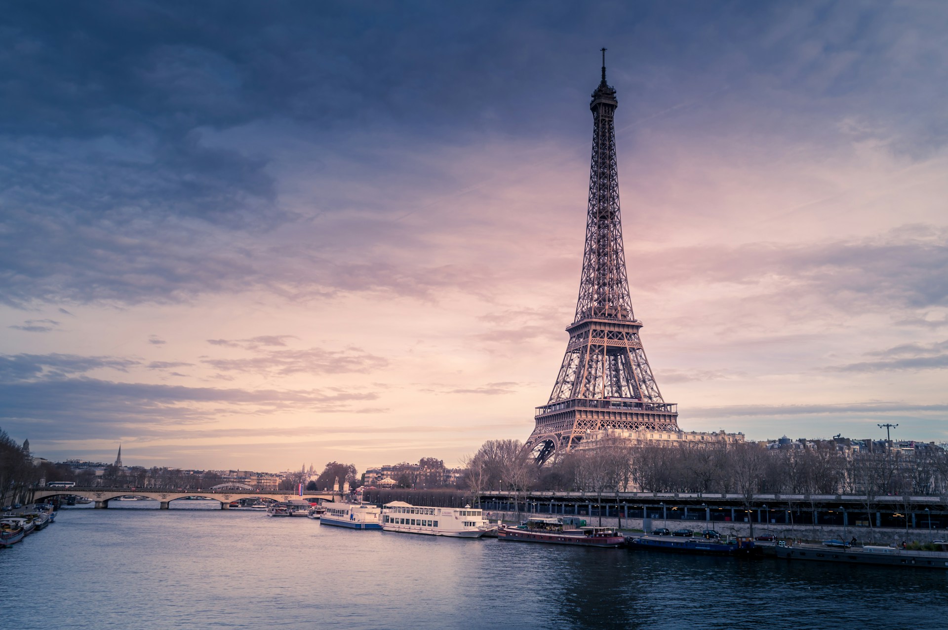 Picture of the Eiffel tower in Paris